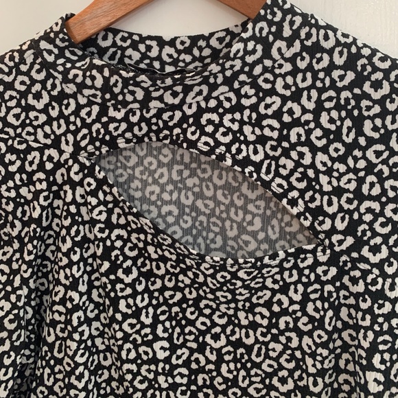 Suzy Shier mock neck top w/ asymmetrical cut out at neckline black & white print - Picture 5 of 12